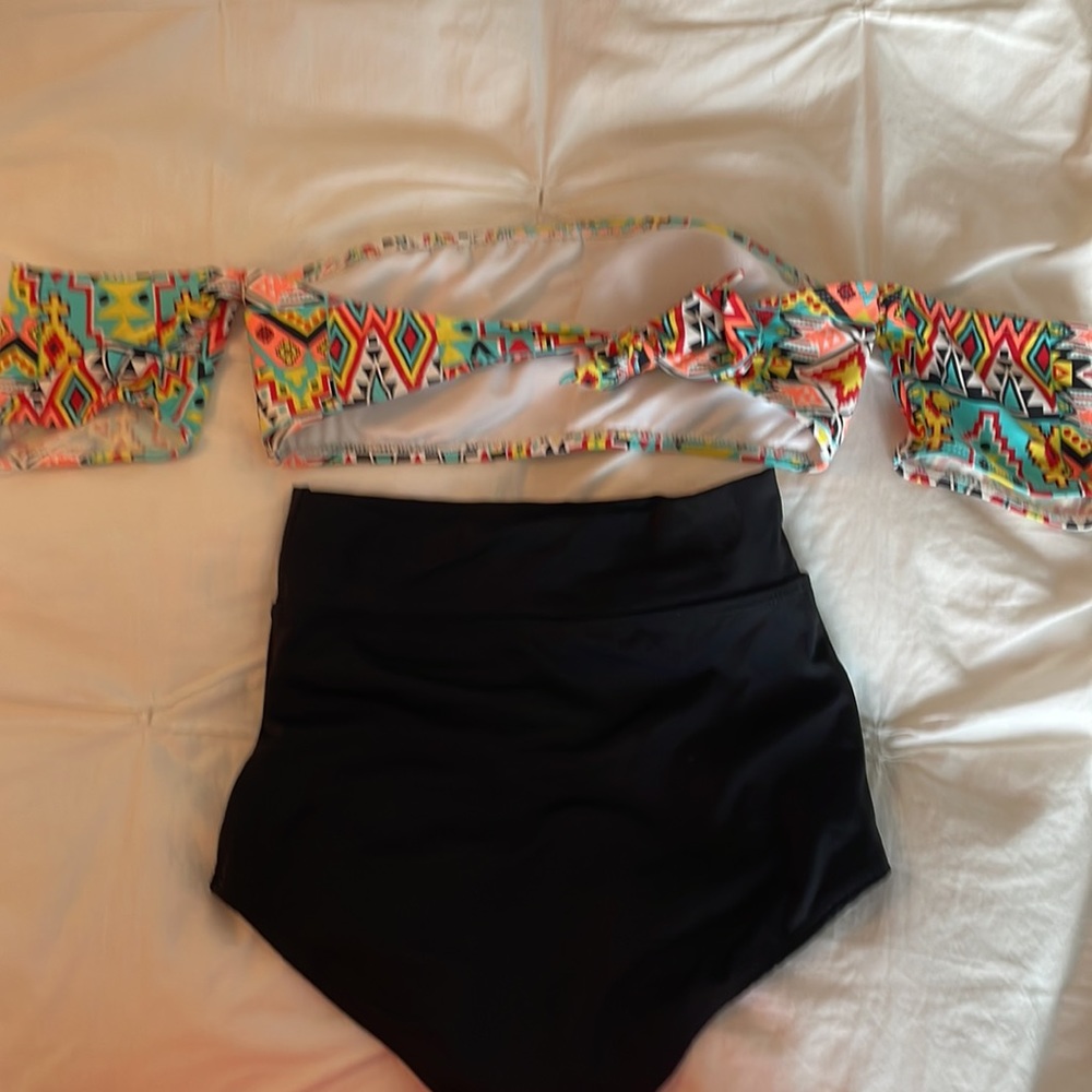 Pattern Bikini Set - Picture 2 of 3
